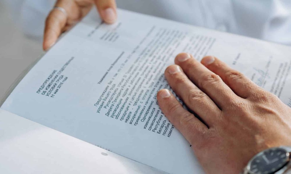 Deux personnes examinant un contrat de service avec une agence de recrutement