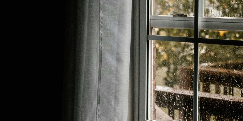 Calfeutrage des fenêtres : Comment utiliser la mousse expansive pour un contour de fenêtre étanche